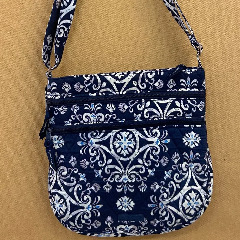 Vera Bradley- Steel Blue Medallion-crossbody bag purse - Picture 4 of 10